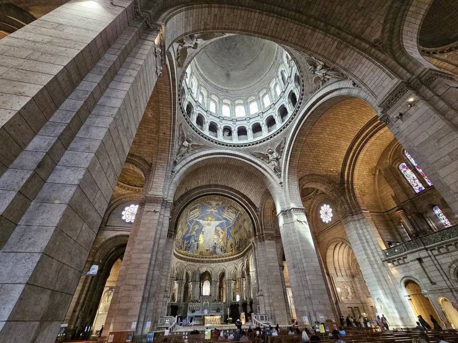 Interior de la basílica del Sagrado Corazón