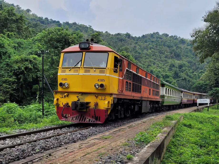 Tren en Tham Krasae