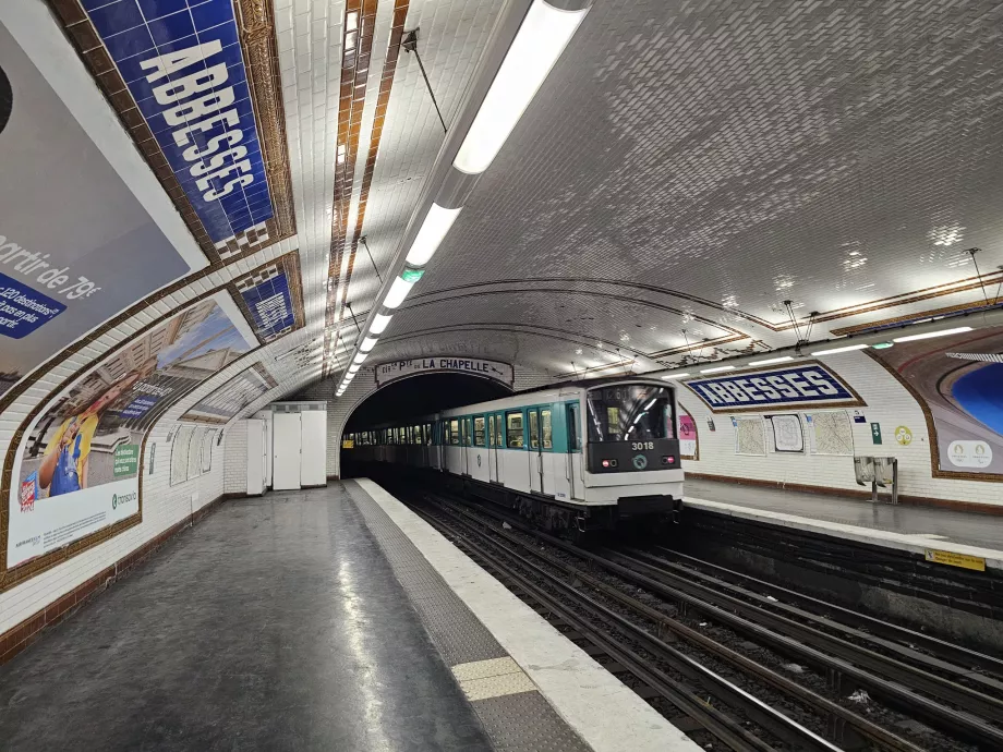 Metro en la estación de Abbesses