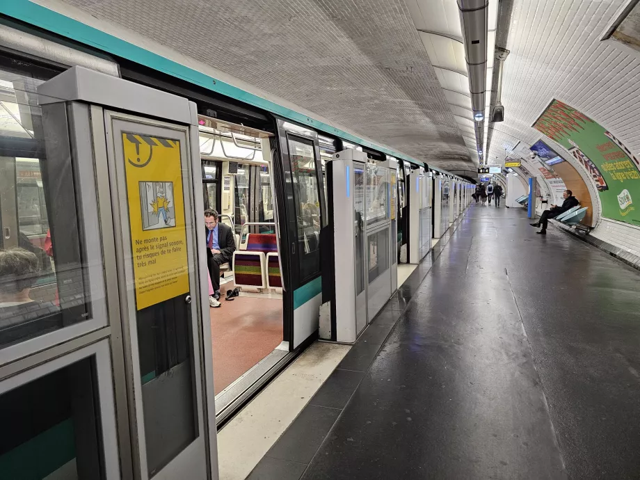 Estación de metro con barreras para los nuevos trenes