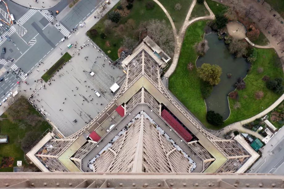 Torre Eiffel mirando hacia abajo