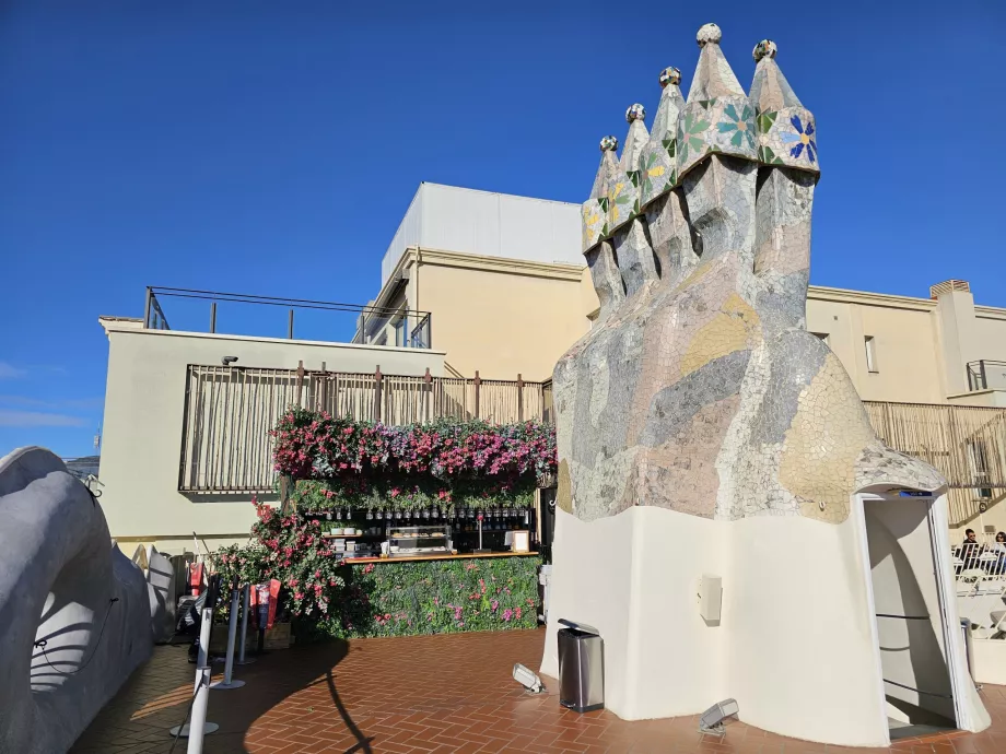 Terraza y bar, azotea Casa Battlo