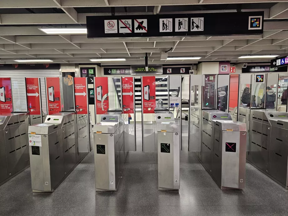 Torniquetes a la entrada del metro