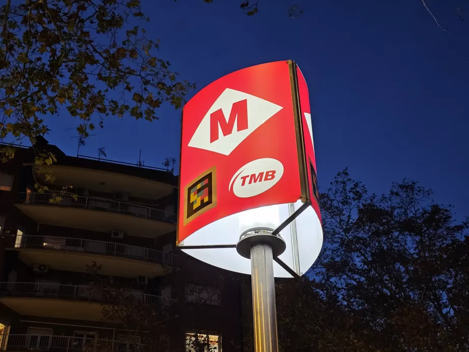 Señalización de la entrada al metro