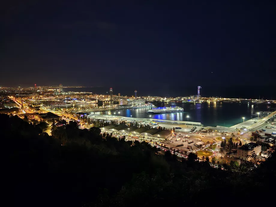 Vistas nocturnas de Barcelona desde el parque de Montjuic