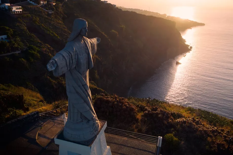 Estatua de Cristo en Garajau