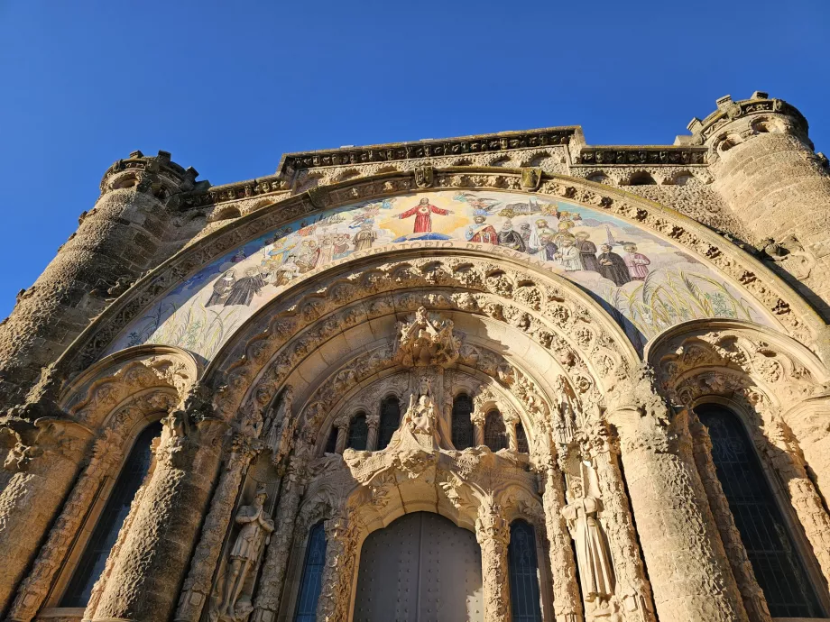 Detalle del portal del templo del Tibidabo