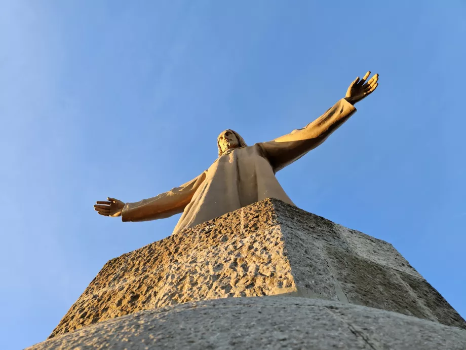 La estatua de Cristo en lo alto de la torre del templo