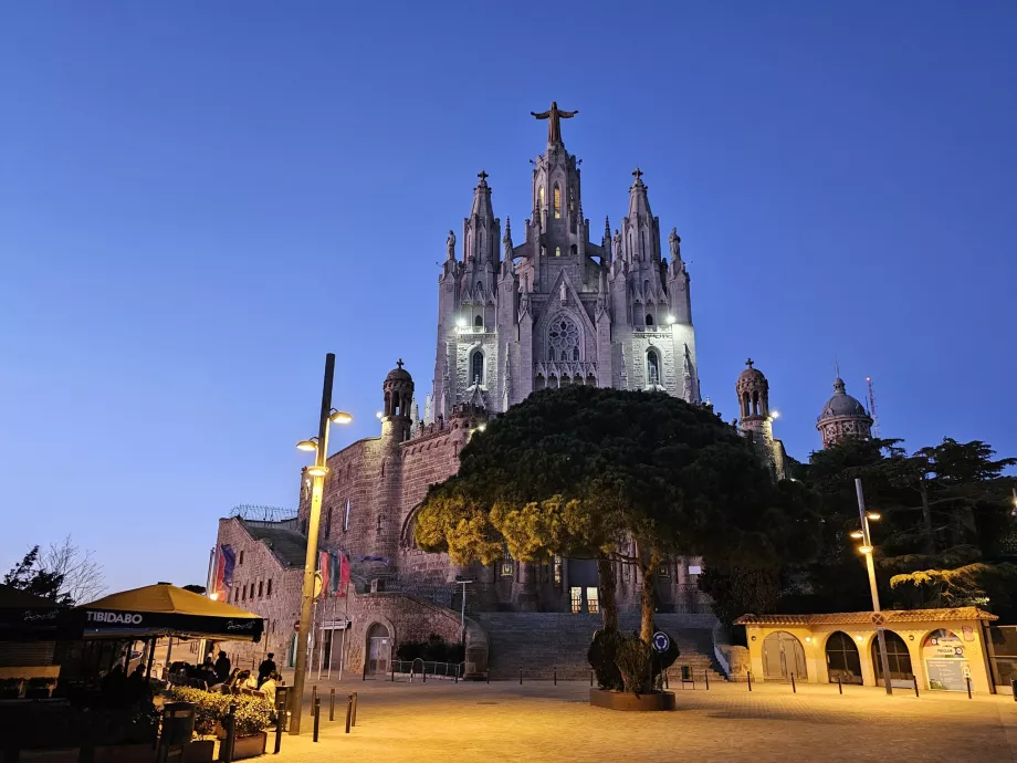 Templo del Tibidiabo en la oscuridad