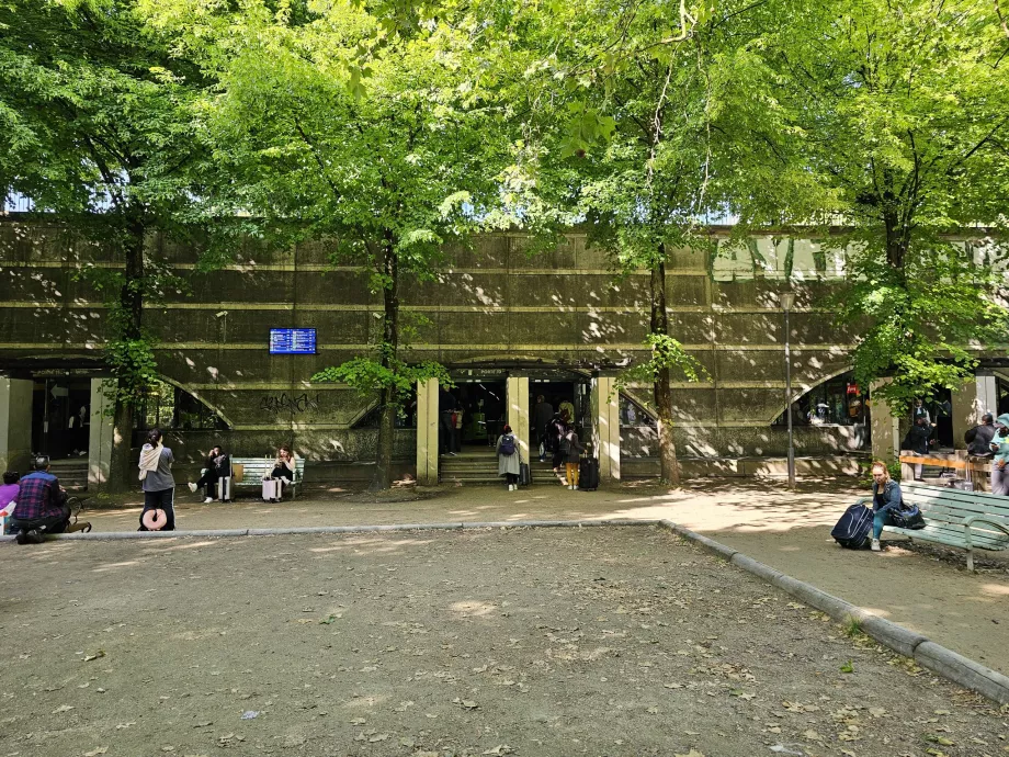 Entrada de la estación de autobuses de Bercy