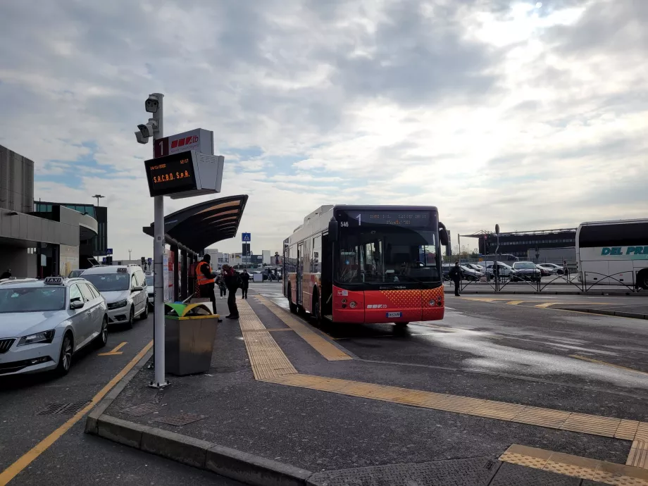 Parada de autobús en dirección a Bérgamo