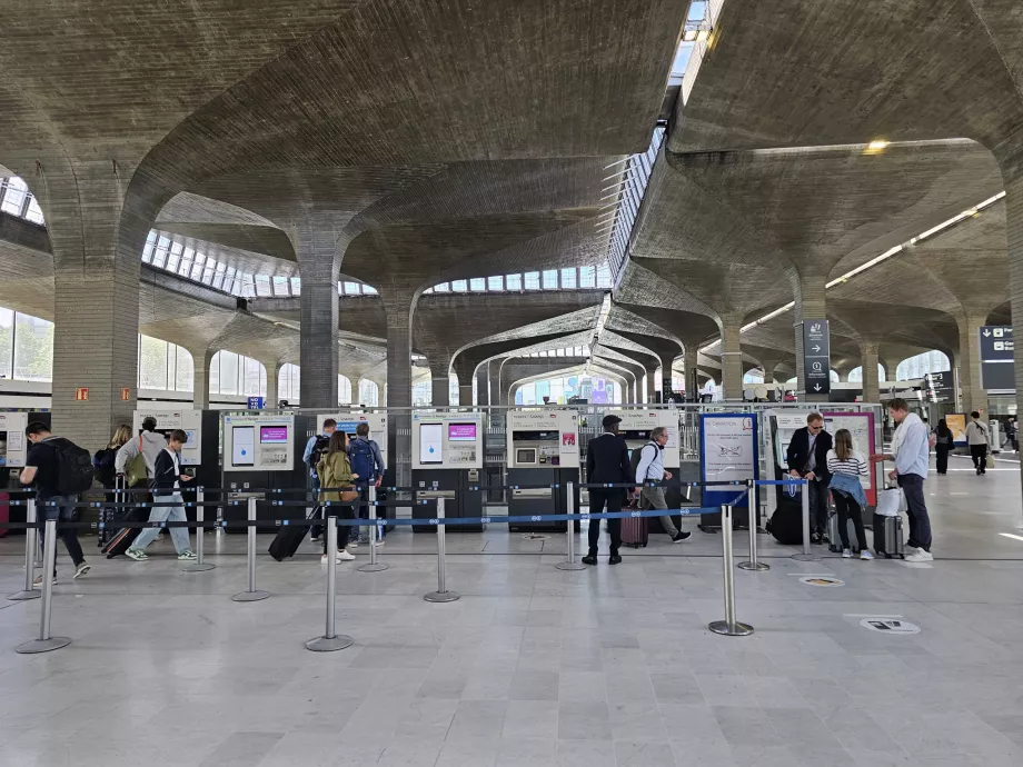 Máquinas expendedoras de billetes de transporte público en la estación de Roissypole