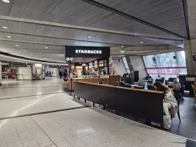 Starbucks, Terminal 1, zona pública