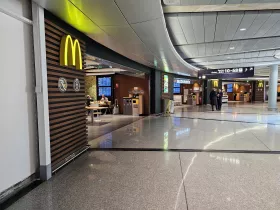 McDonald's, Terminal 1, zona pública