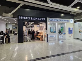 Supermercado y cambio de divisas en el vestíbulo de llegadas de la Terminal 1