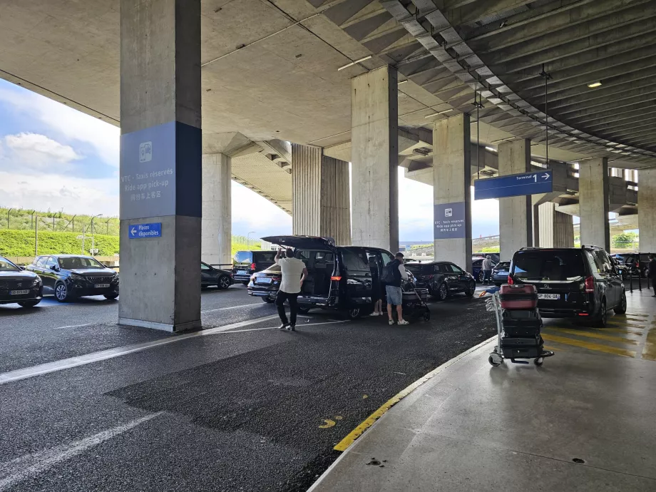 Parada de taxis mediante aplicación móvil, planta de salidas