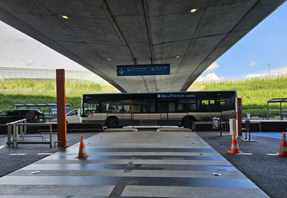 Autobús número 350 frente a la Terminal 1