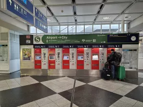 Máquinas expendedoras de billetes de transporte público frente a la entrada del andén
