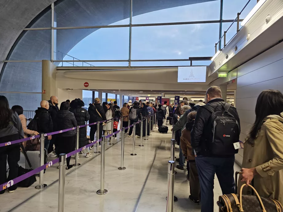 Colas para el control de pasaportes en el transbordo