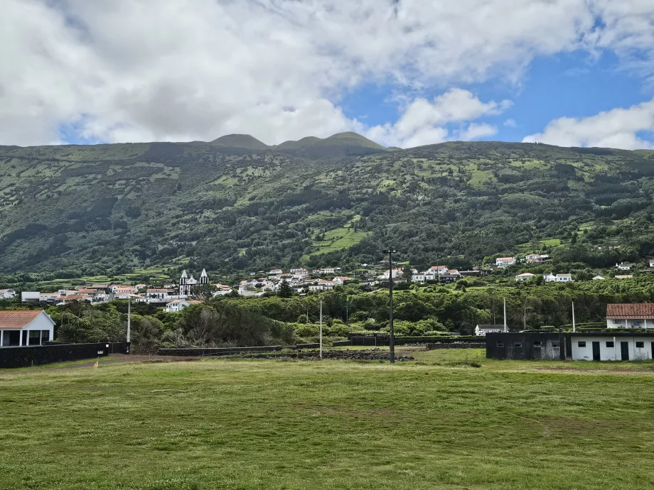 El pueblo de Prainha bajo la cordillera