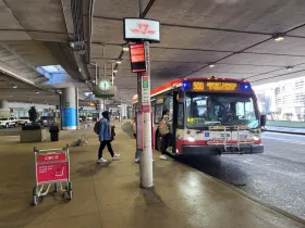 Parada de autobús en el aeropuerto