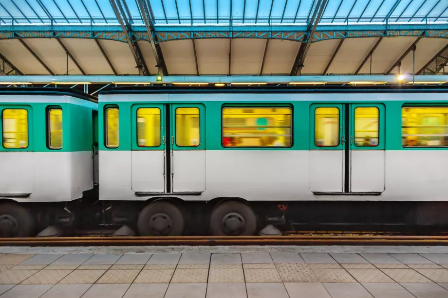 Metro con ruedas de goma