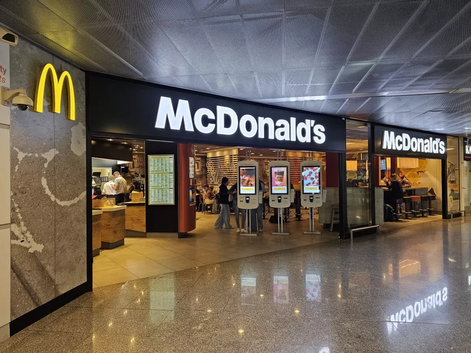 MdDonald's en la zona pública del aeropuerto WAW