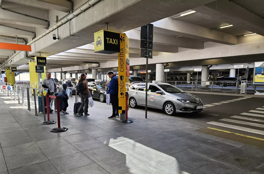 Parada de taxis frente a la sala de llegadas