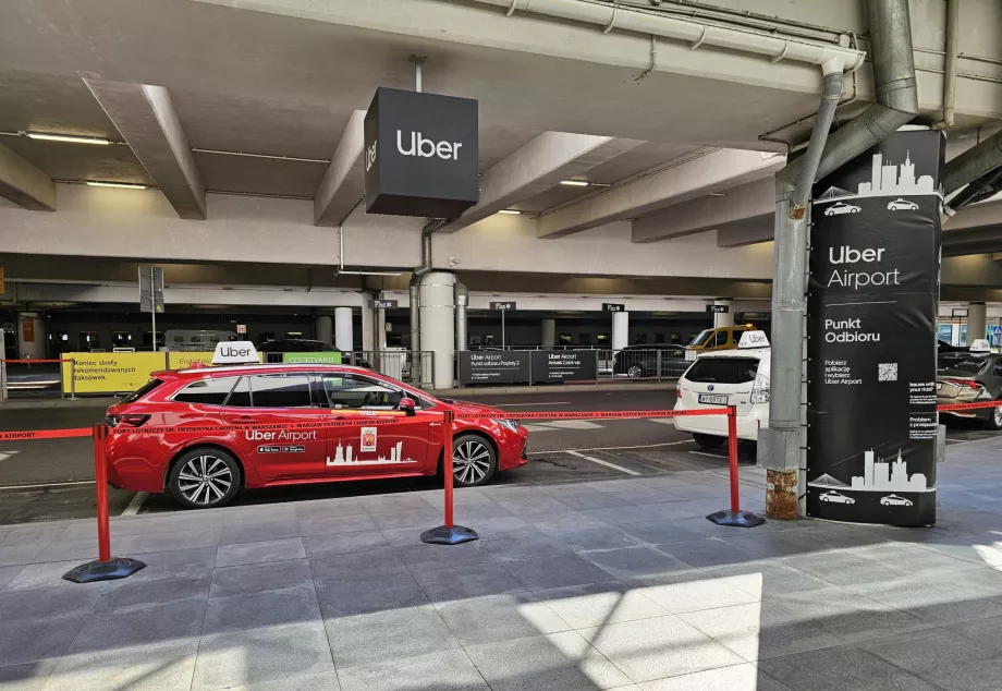 Parada de Uber en el aeropuerto de Varsovia