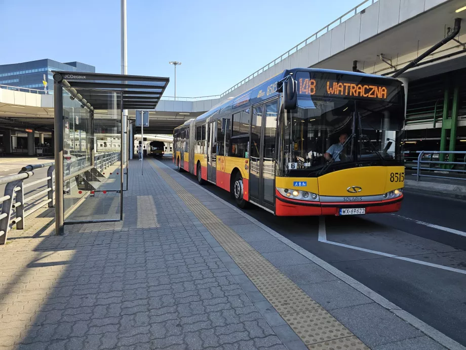 Línea de autobús 148 frente a la sala de llegadas