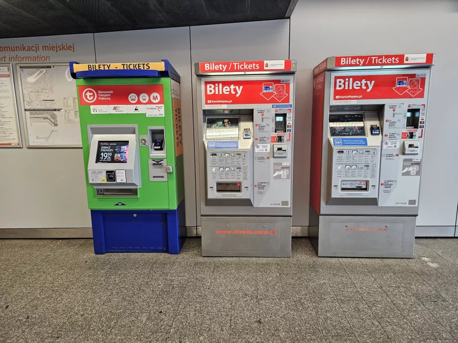 Máquinas expendedoras de billetes en la estación de tren (izquierda para la línea RL, derecha para las líneas S-SKM)