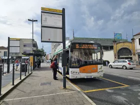 Parada del autobús 15 al aeropuerto frente a la estación de Mestre