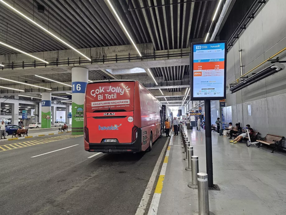 Parada de autobús en el aeropuerto - línea dirección Taksim (centro)