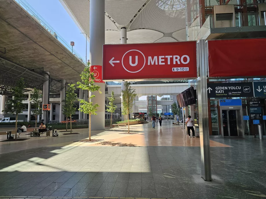 Metro en el aeropuerto IST