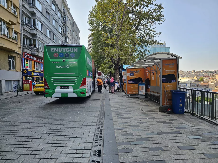 Parada de autobús en la plaza Taksim