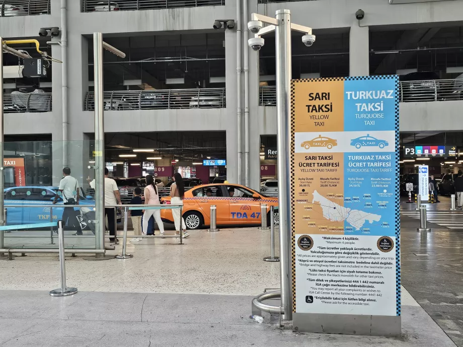 Parada de taxis frente a la sala de llegadas