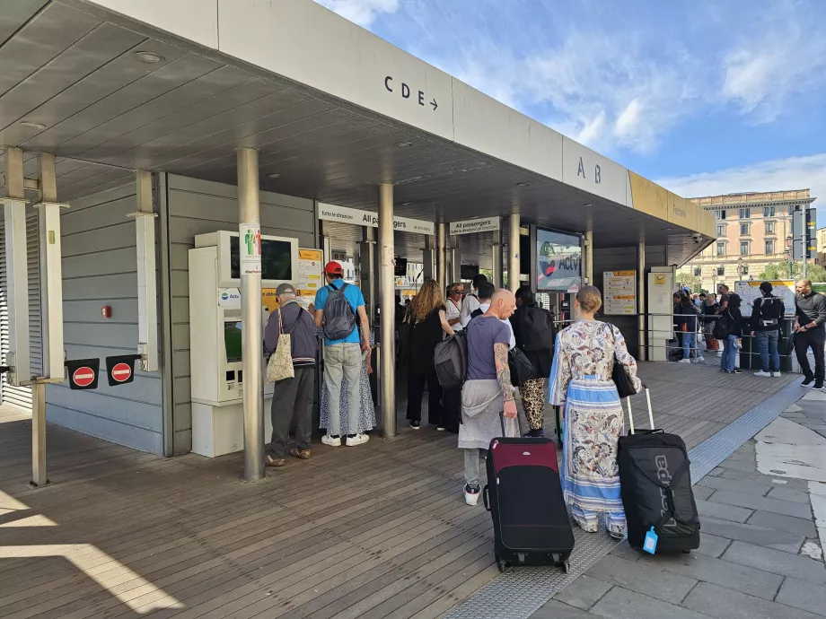 Máquinas expendedoras de billetes ACTV frente a la estación