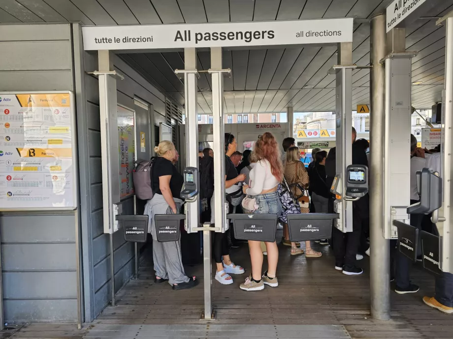 Torniquetes a la entrada del muelle frente a la estación