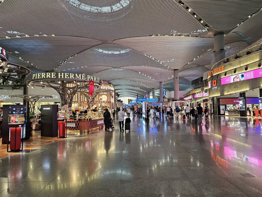 Centro comercial en la zona de tránsito