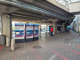 Máquinas expendedoras de billetes de transporte público frente a la terminal