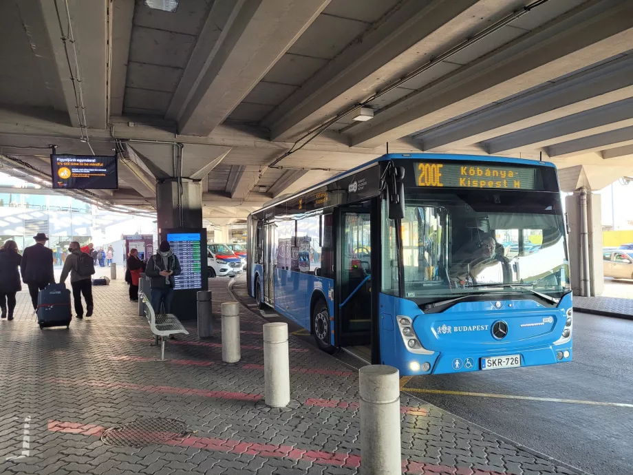 Parada de transporte público en el aeropuerto