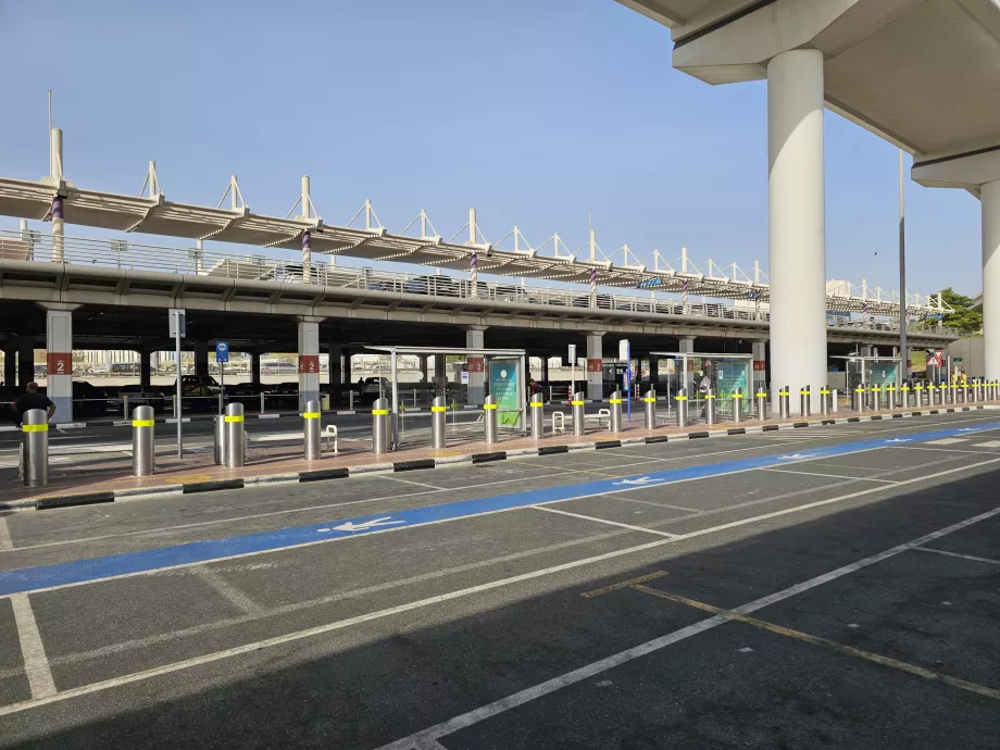 Paradas de transporte público, Terminal 1