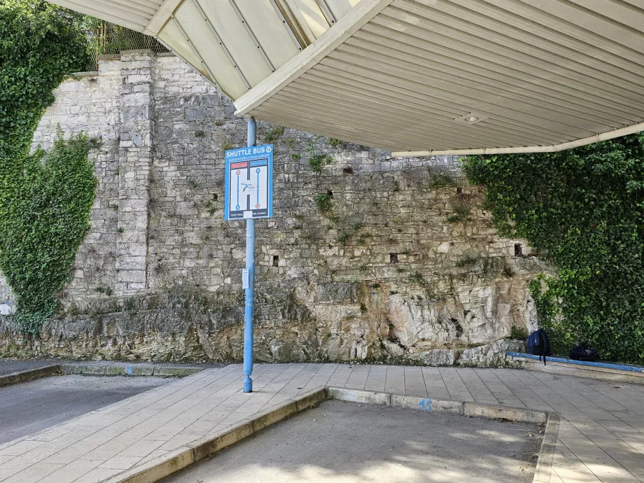 Parada de autobús del aeropuerto en la estación de autobuses de Pula