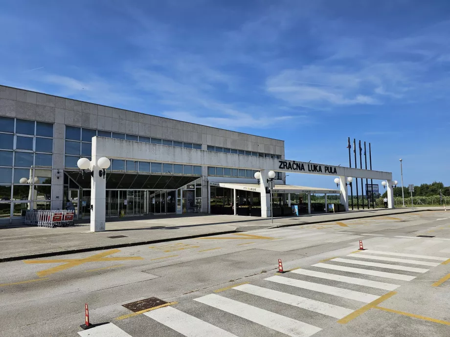 Terminal del aeropuerto de Pula