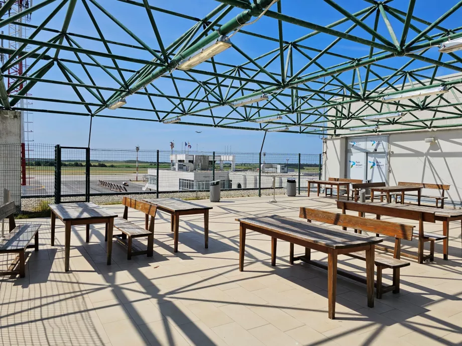 Terraza para fumadores, aeropuerto de Pula