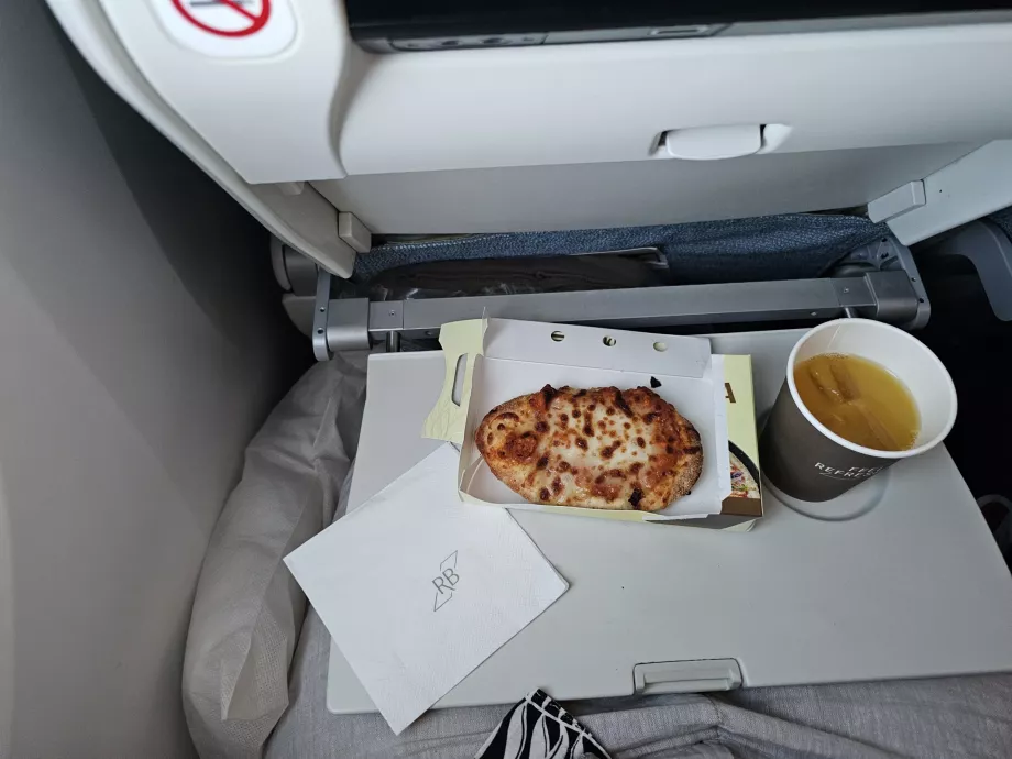 Aperitivo antes de aterrizar en un vuelo de larga distancia de Royal Brunei Airlines