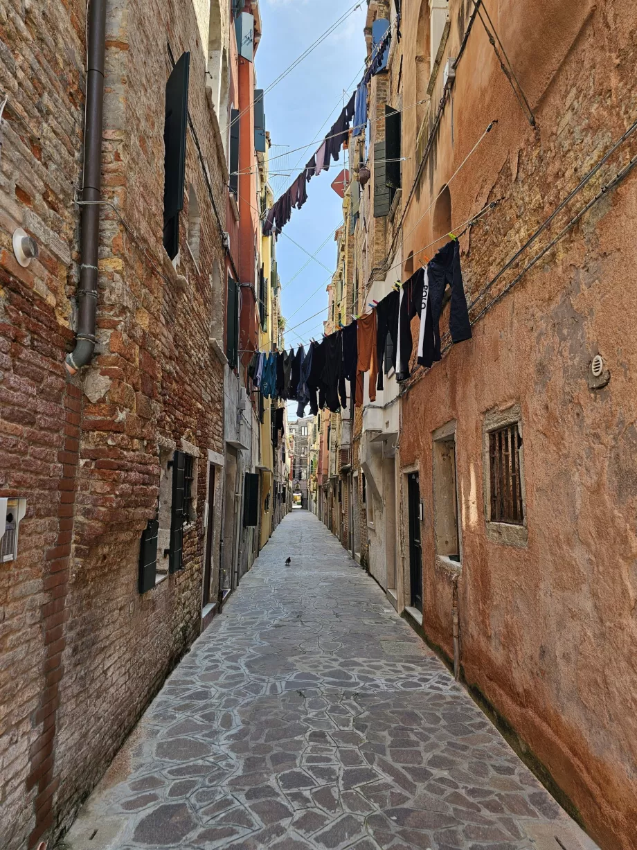 Colgar la ropa en las calles de Venecia