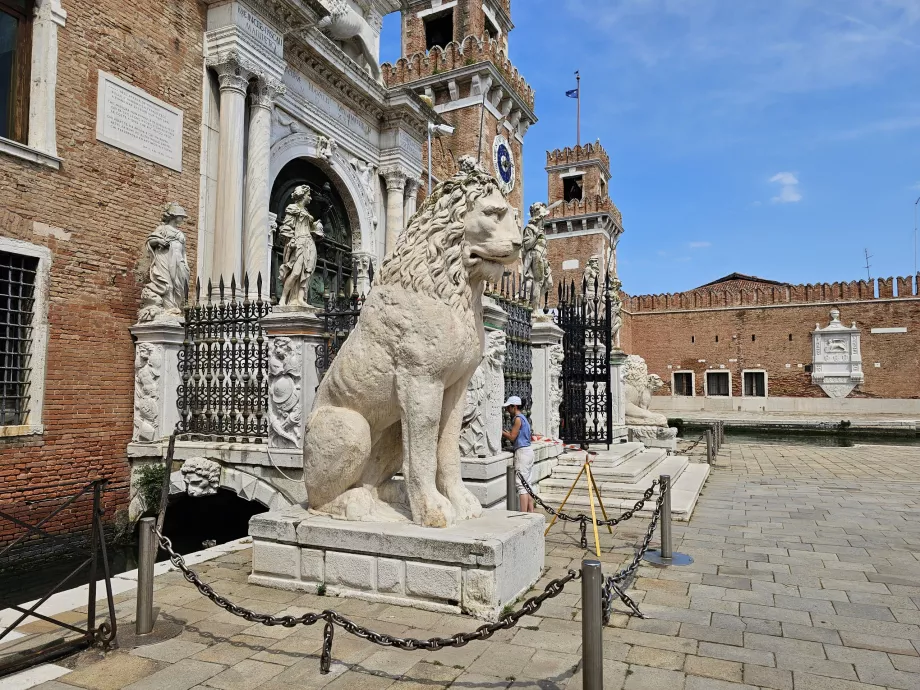 Estatua de un león frente a los astilleros venecianos