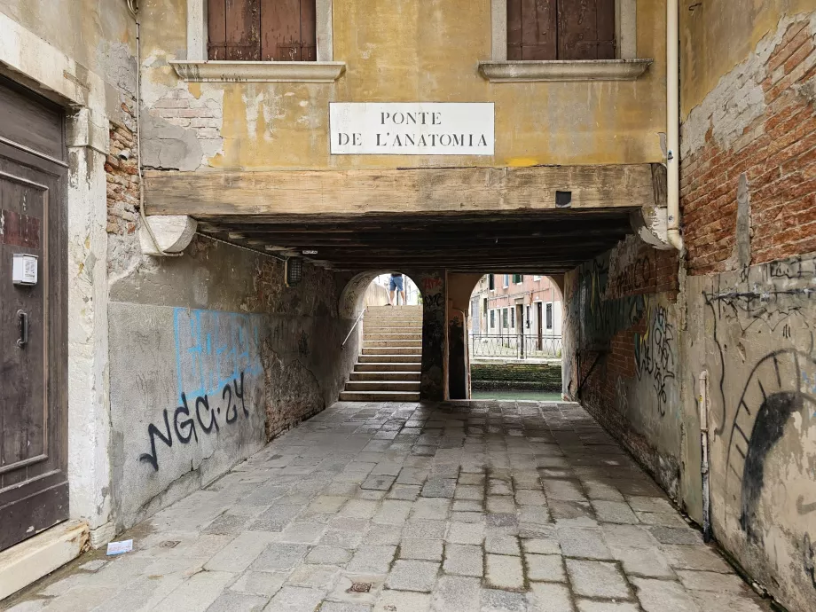 Pasadizos bajo las casas en Venecia