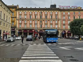 Los autobuses 81, 91, 35 y 39 paran frente a Bolonia Centrale